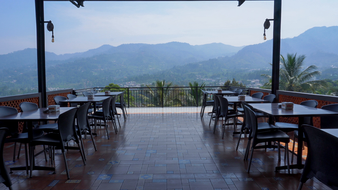 Saung Malayang Puncak with mountain view and Sundanese dining