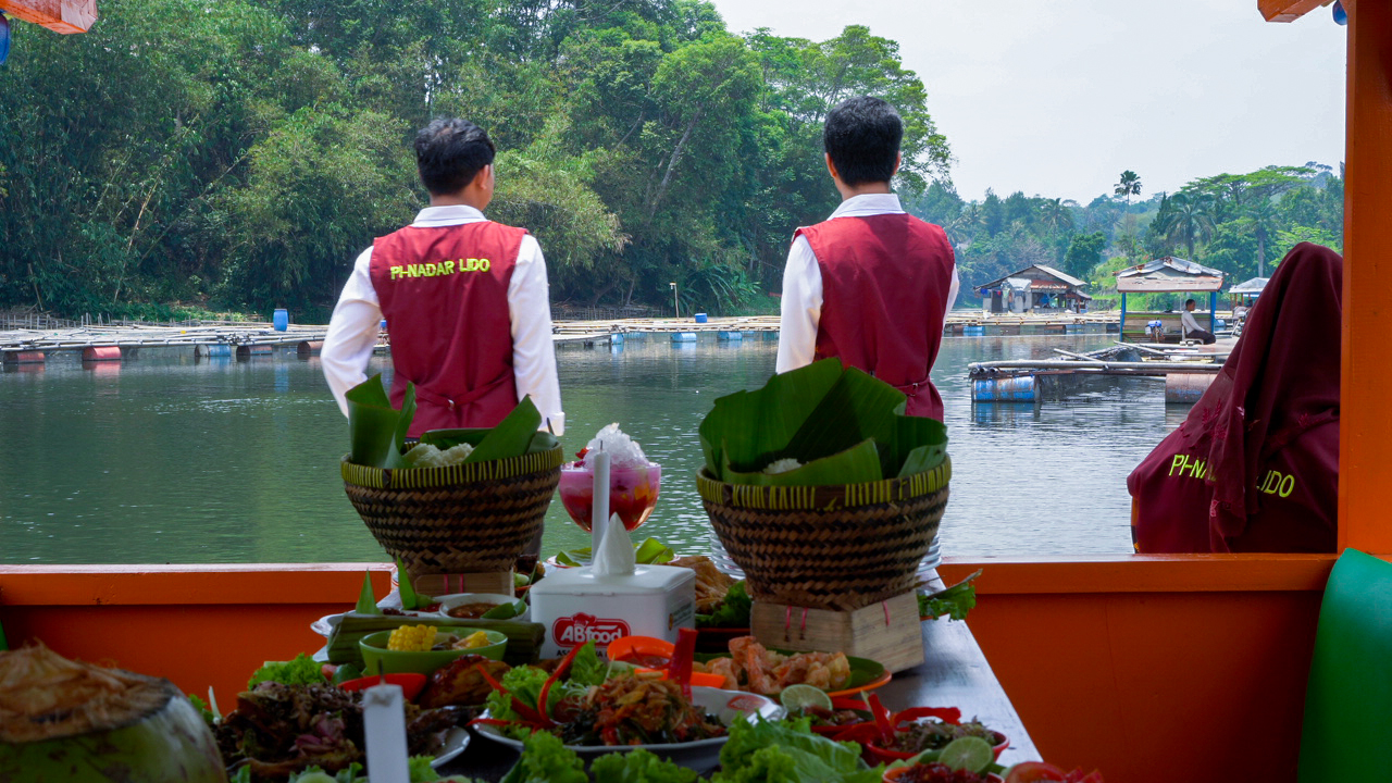 Floating dining boats at Pinadar Lido Sukabumi